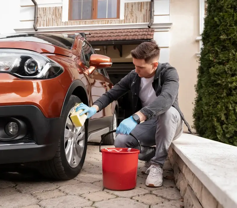 Lavage auto à domicile Saint-Yrieix-la-Perche : professionnel intervenant sur un véhicule